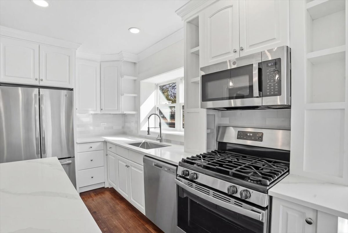 297 E Lakeview Avenue, Round Lake Beach, IL 60073