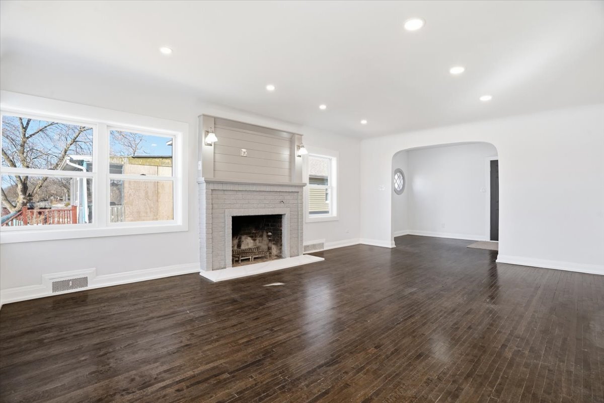 297 E Lakeview Avenue, Round Lake Beach, IL 60073