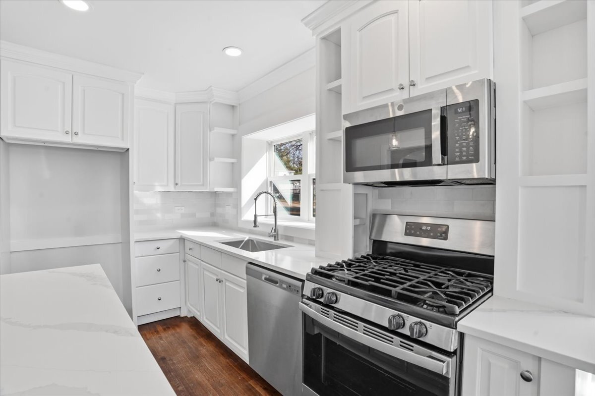 297 E Lakeview Avenue, Round Lake Beach, IL 60073