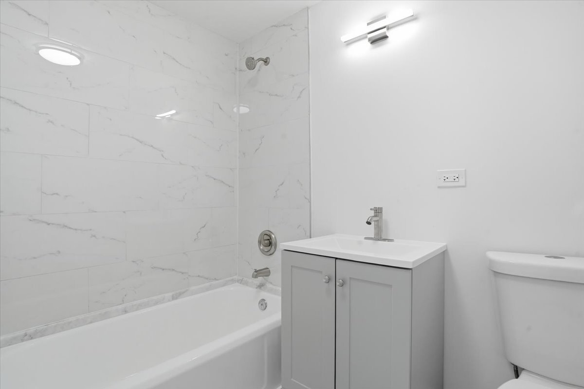 297 E Lakeview Avenue, Round Lake Beach, IL 60073