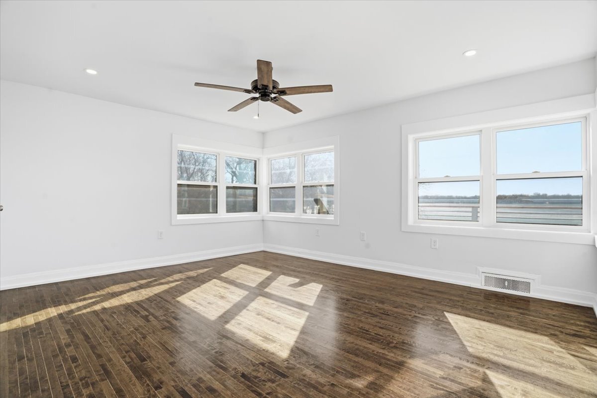 297 E Lakeview Avenue, Round Lake Beach, IL 60073