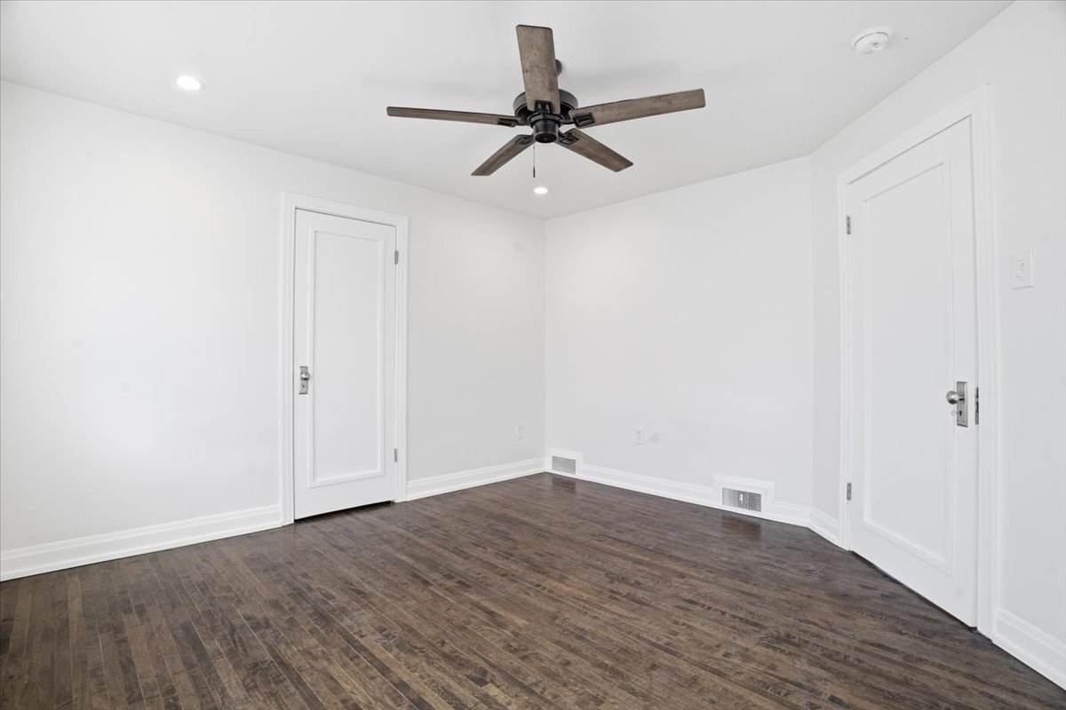 297 E Lakeview Avenue, Round Lake Beach, IL 60073