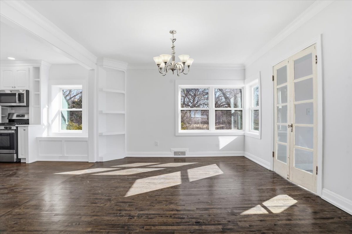 297 E Lakeview Avenue, Round Lake Beach, IL 60073