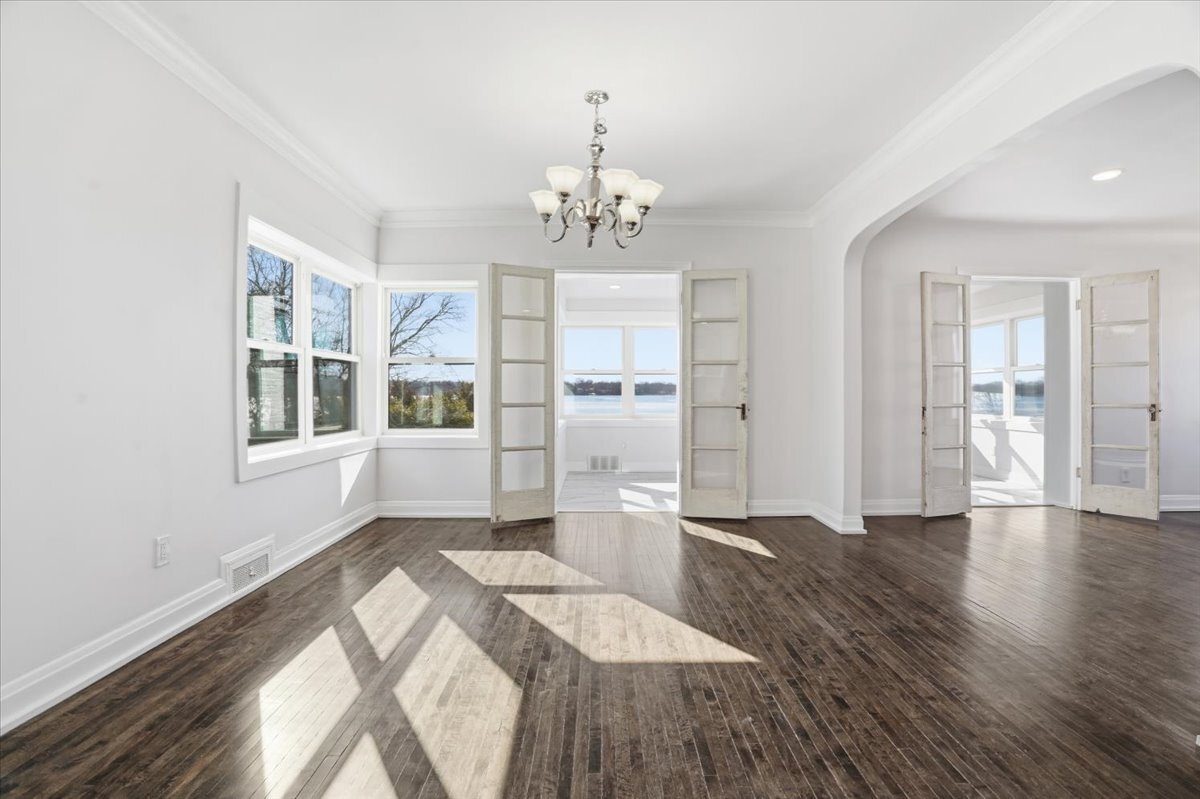 297 E Lakeview Avenue, Round Lake Beach, IL 60073