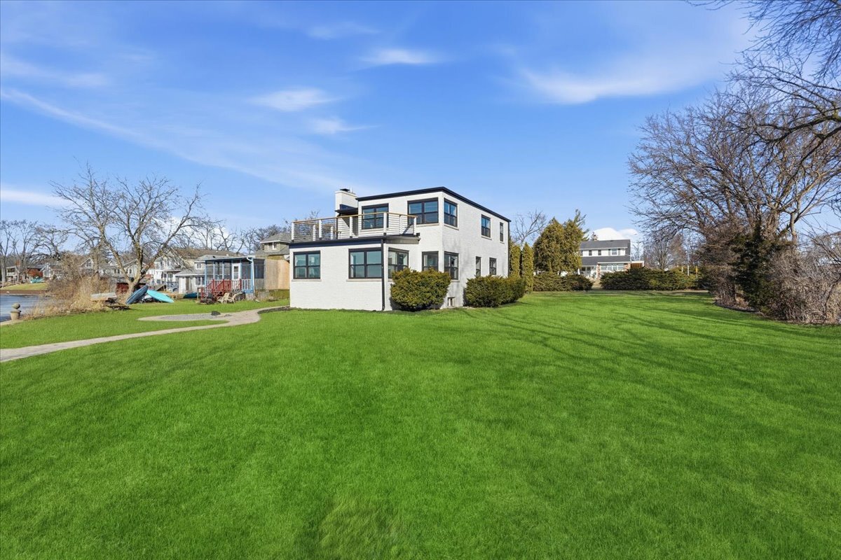 297 E Lakeview Avenue, Round Lake Beach, IL 60073