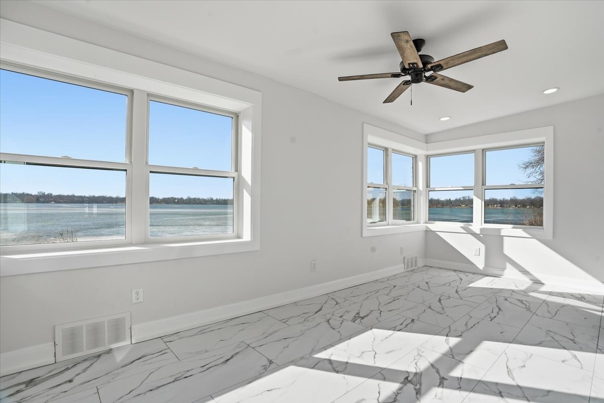 297 E Lakeview Avenue, Round Lake Beach, IL 60073