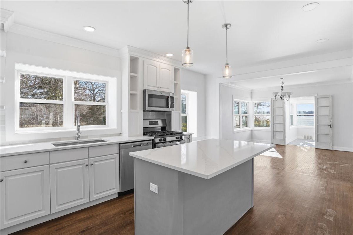 297 E Lakeview Avenue, Round Lake Beach, IL 60073