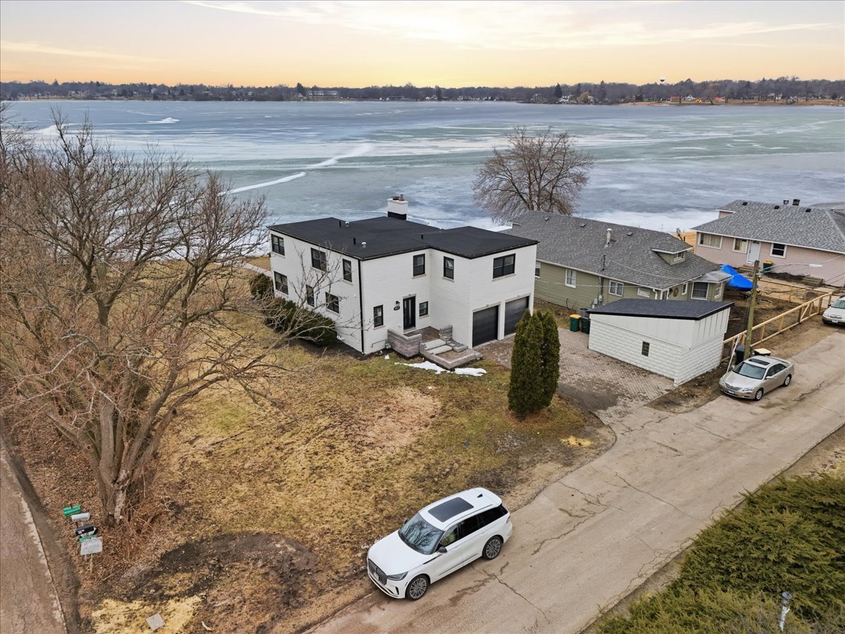 297 E Lakeview Avenue, Round Lake Beach, IL 60073