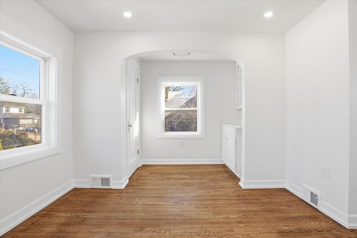 297 E Lakeview Avenue, Round Lake Beach, IL 60073