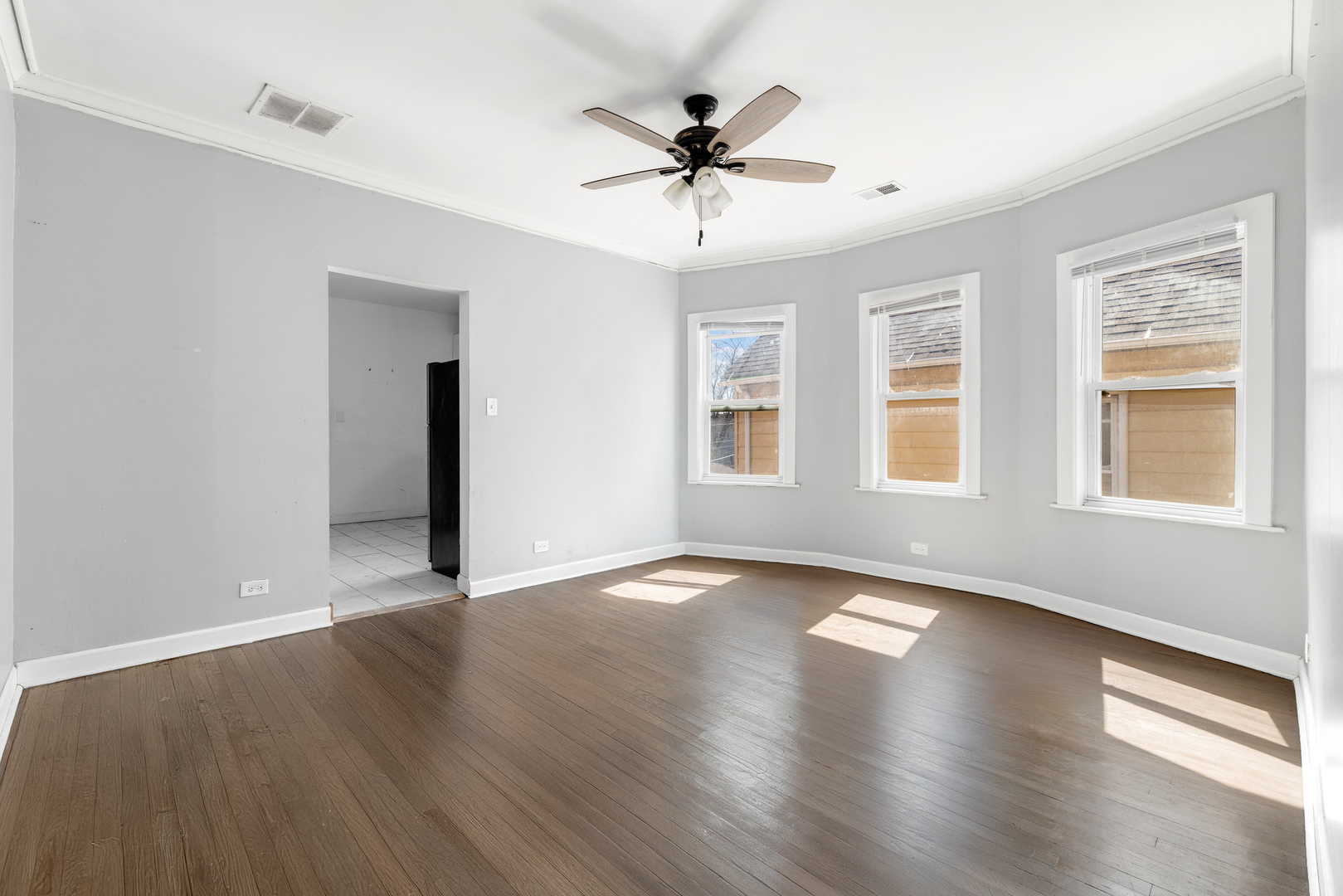 8841 S Muskegon Avenue, Chicago, IL 60617