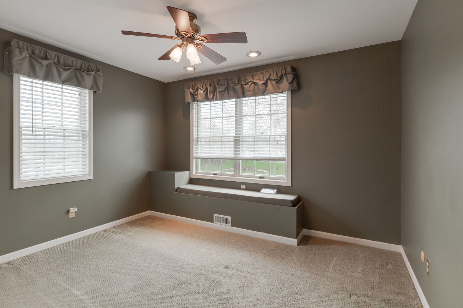 2104 Foxfield Road, St. Charles, IL 60174