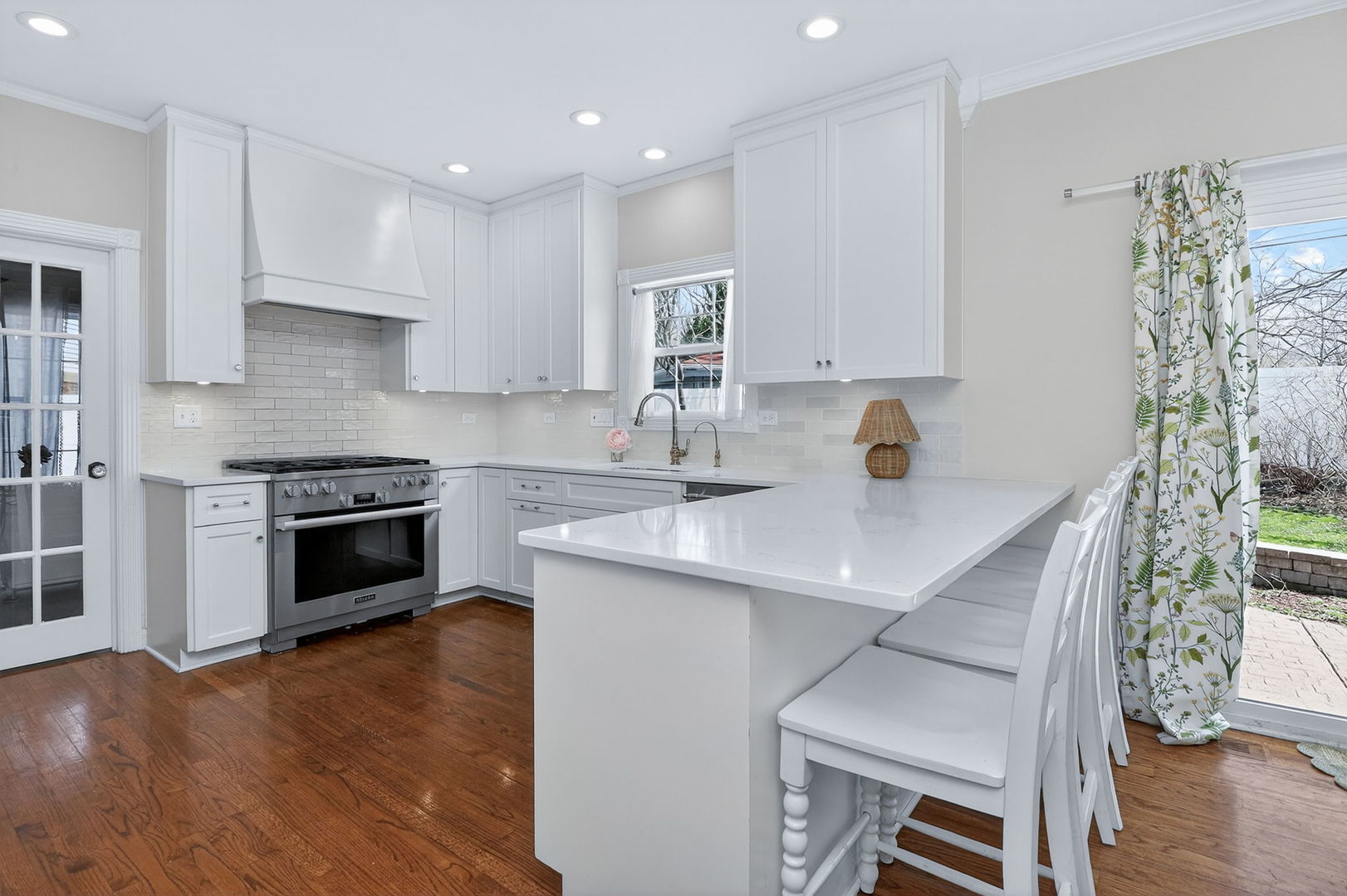 1614 Sawyer Avenue, Glen Ellyn, IL 60137