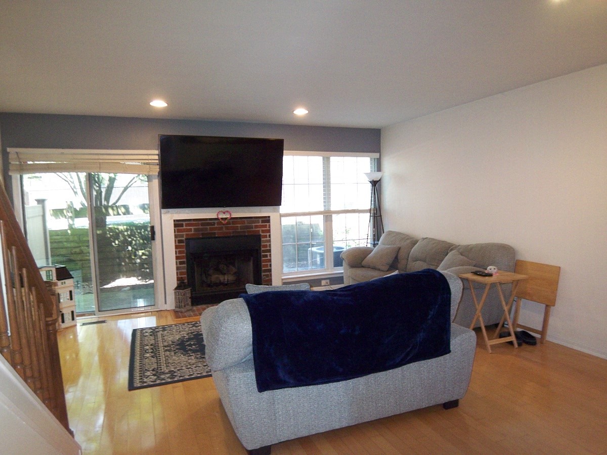 1069 Talbots Lane #105, Elk Grove Village, IL 60007