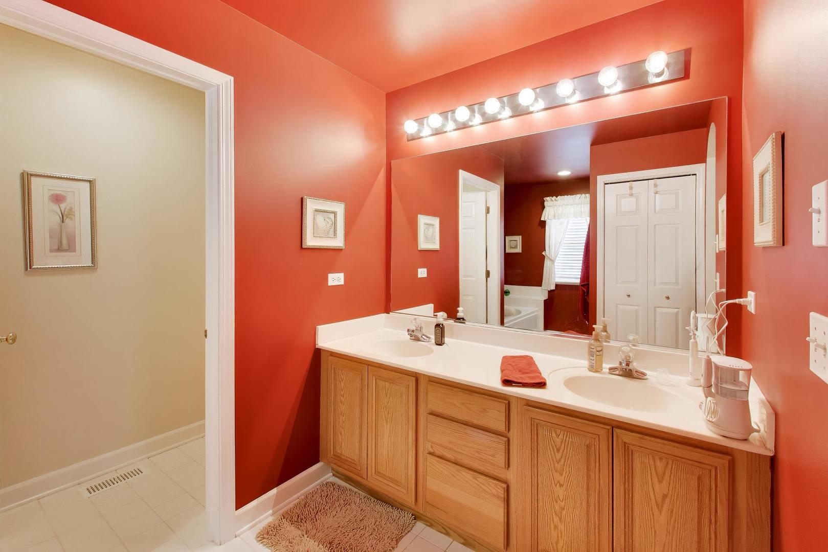 5660 Trinity Court, Gurnee, IL 60031