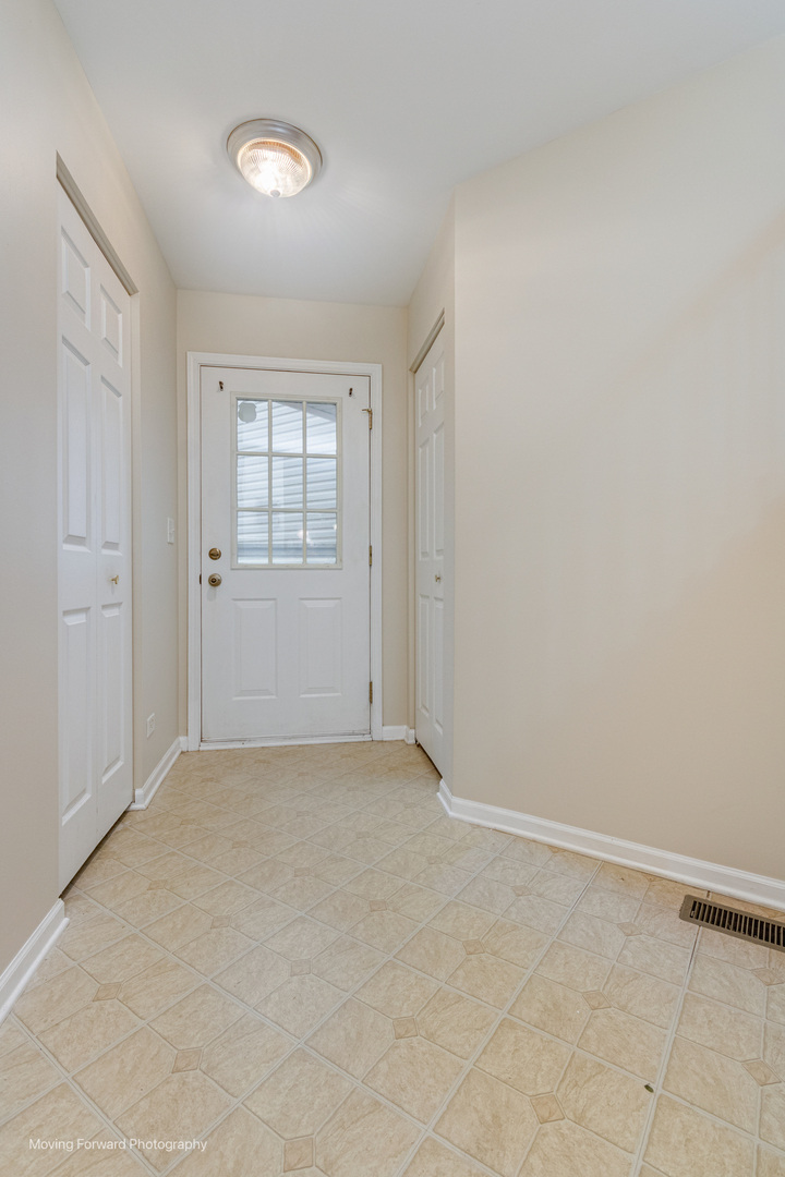 2417 Stoughton Circle #2417, Aurora, IL 60502