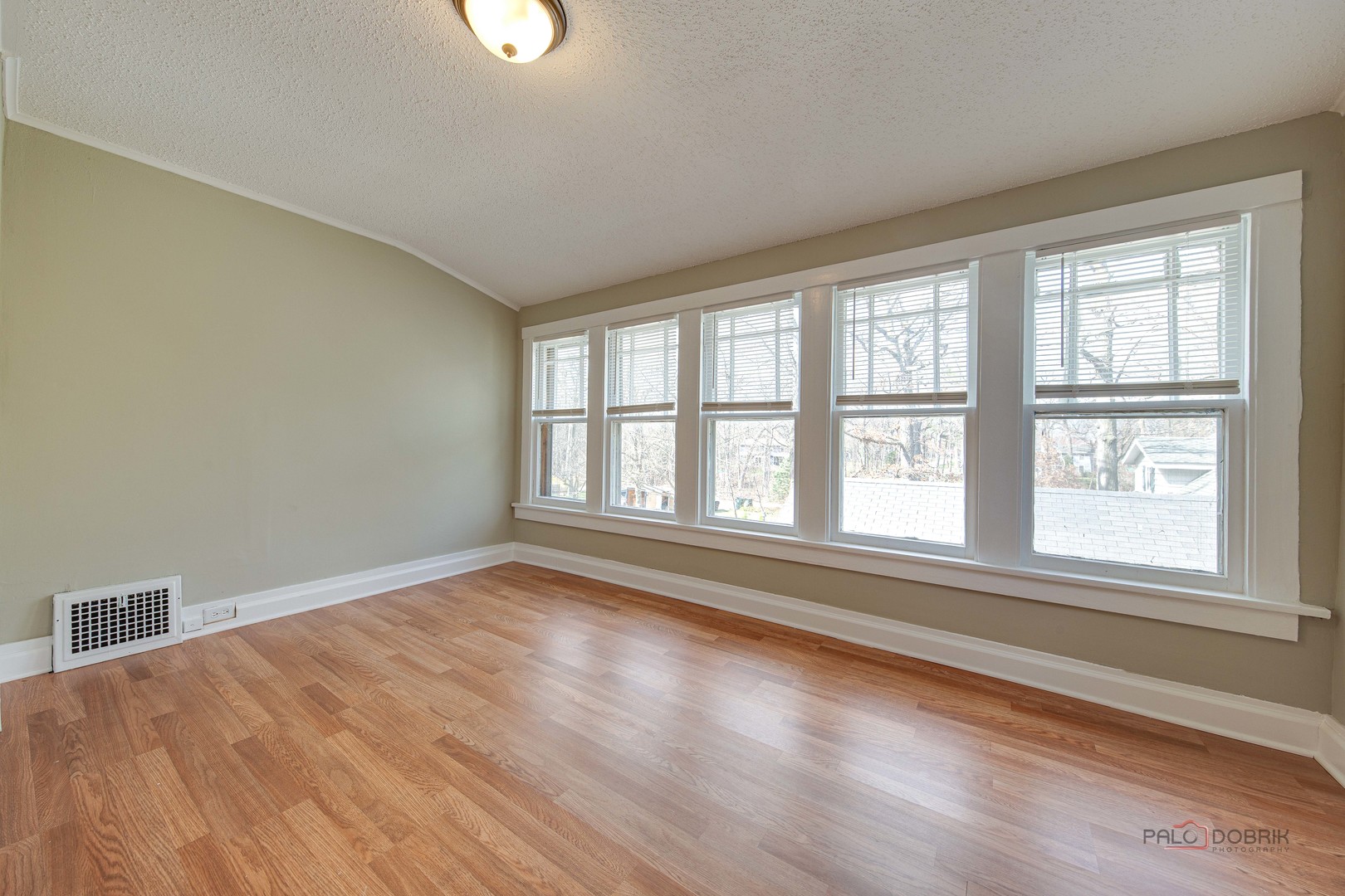 300 E Sheridan Place, Lake Bluff, IL 60044