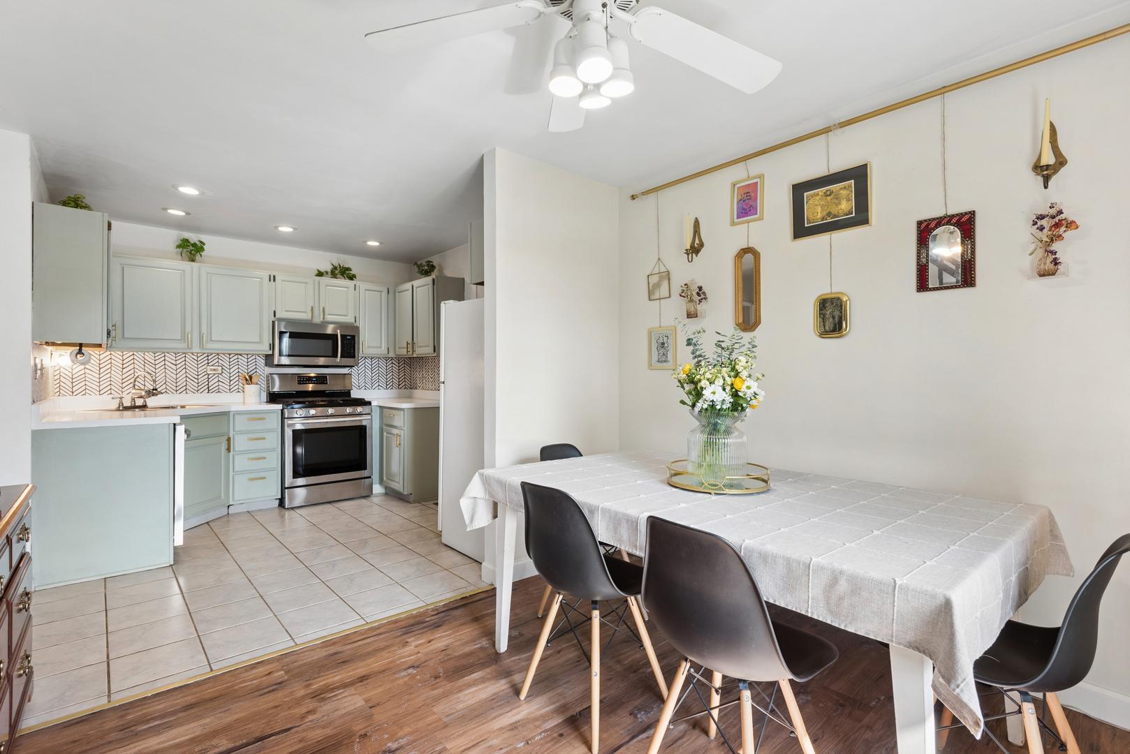 2555 College Hill Circle, Schaumburg, IL 60173