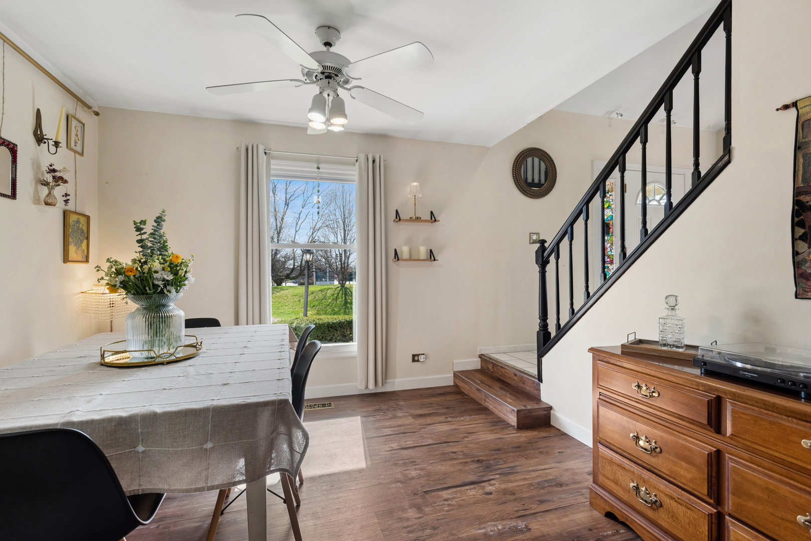 2555 College Hill Circle, Schaumburg, IL 60173