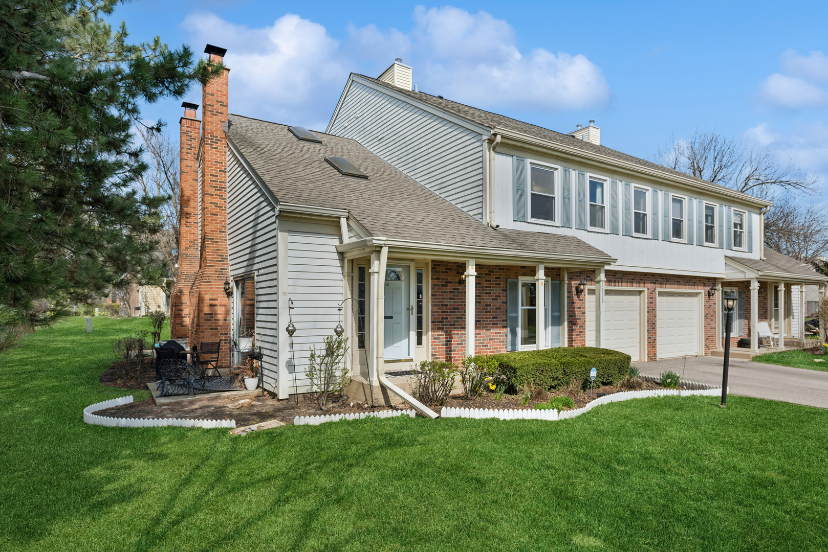 2555 College Hill Circle, Schaumburg, IL 60173