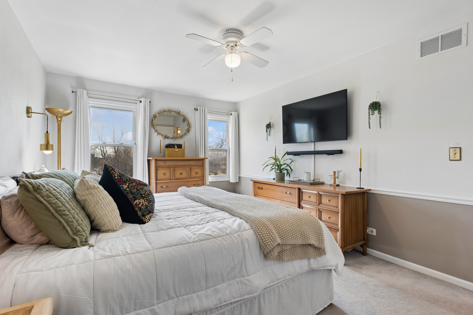 2555 College Hill Circle, Schaumburg, IL 60173