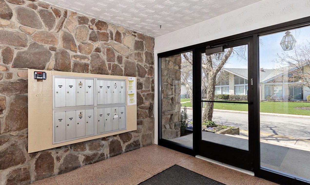 8828 N Leslie Lane #1F, Des Plaines, IL 60016