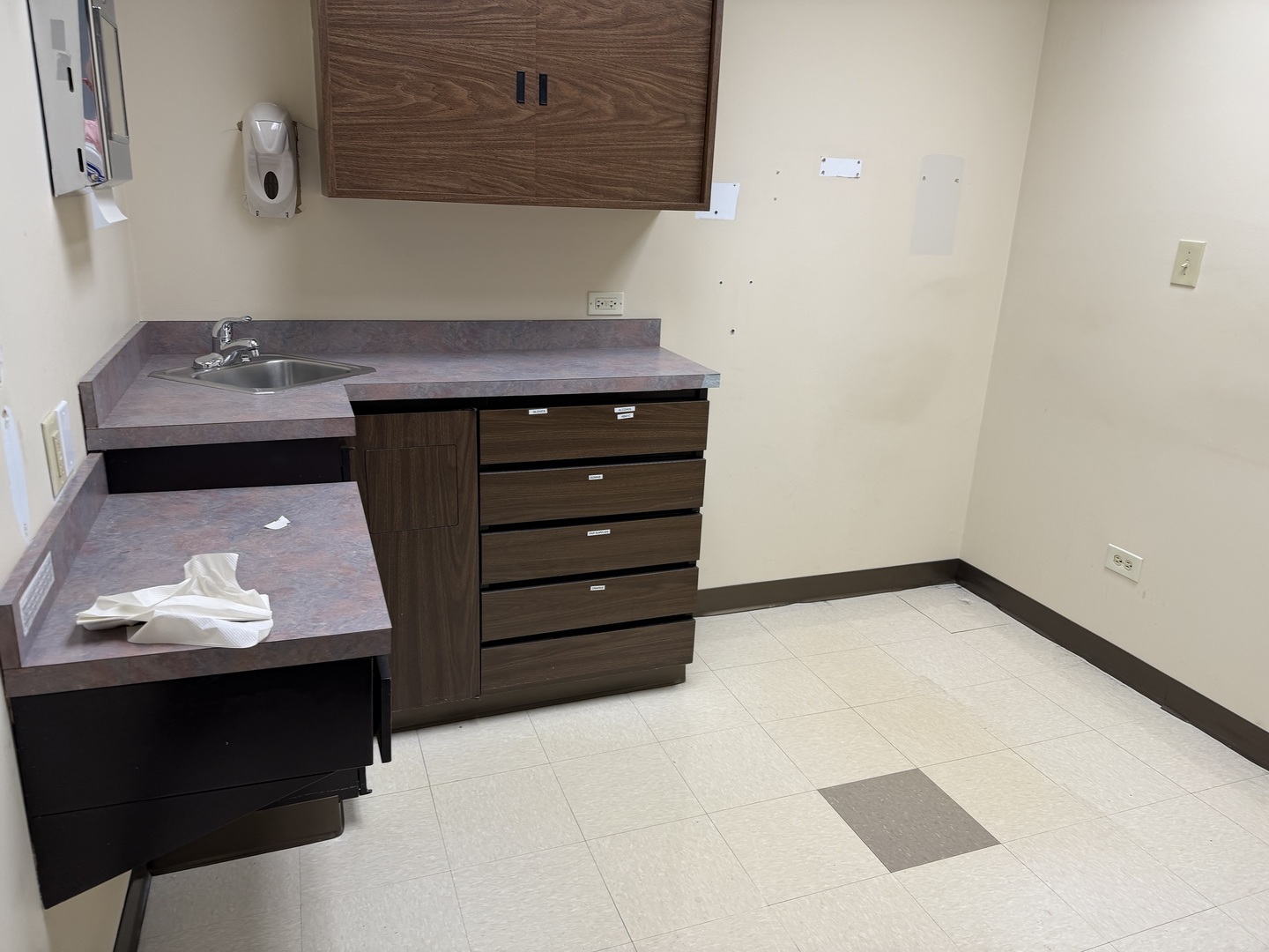 501-517 Thornhill Drive, Carol Stream, IL 60188