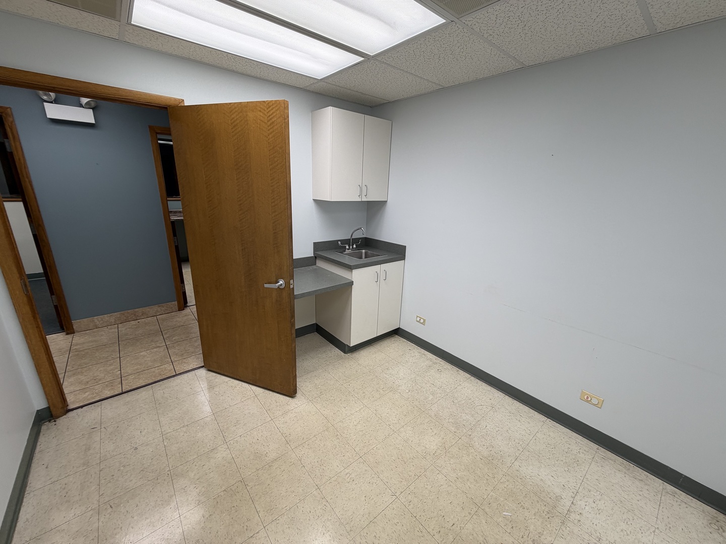 501-517 Thornhill Drive, Carol Stream, IL 60188