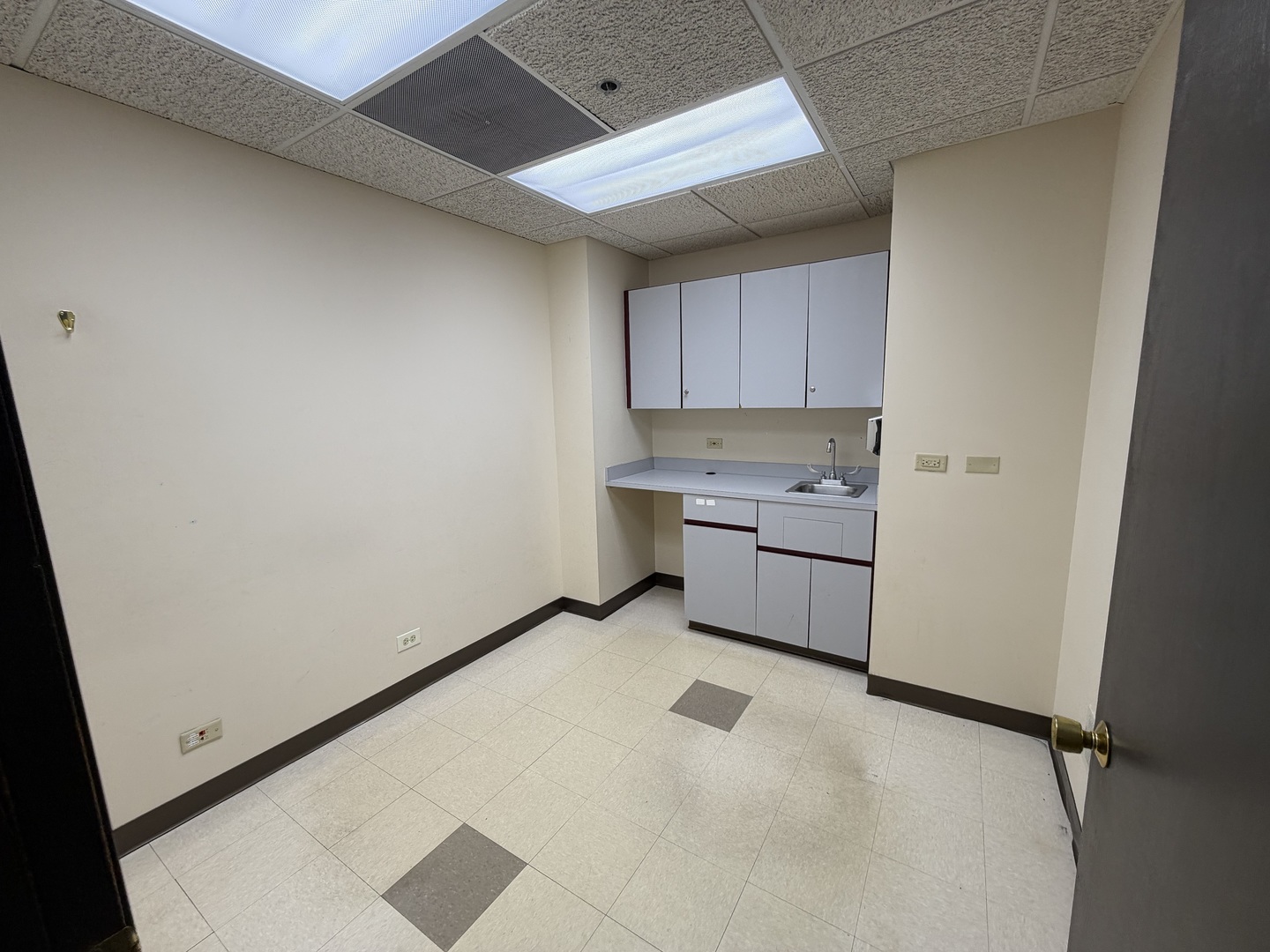 501-517 Thornhill Drive, Carol Stream, IL 60188