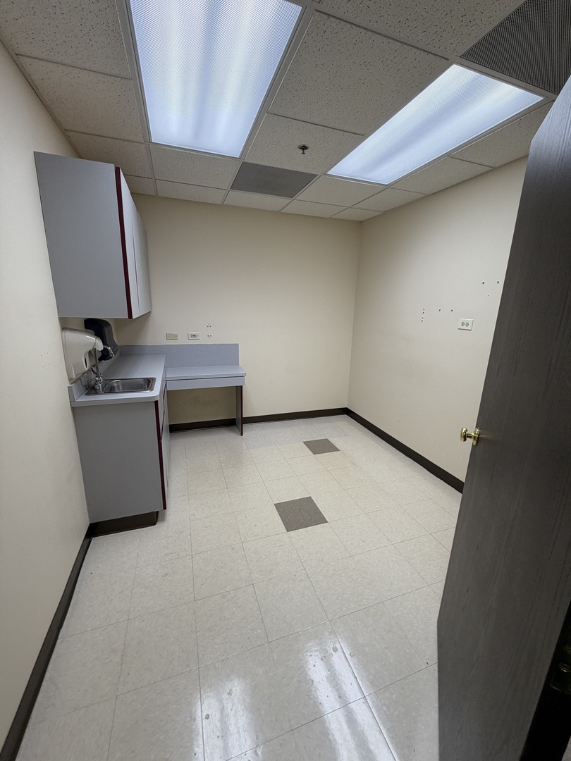 501-517 Thornhill Drive, Carol Stream, IL 60188