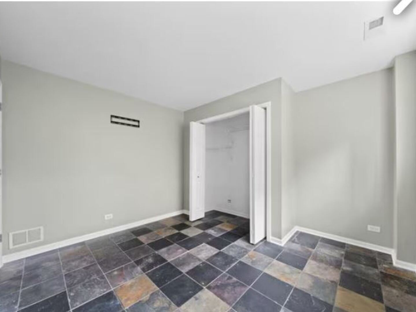 512 Lincoln Station Drive #512, Oswego, IL 60543