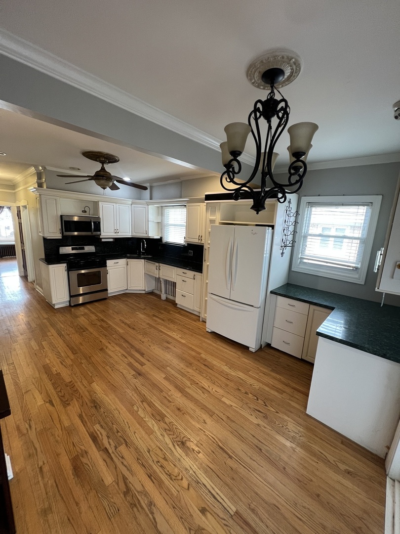 6340 W Barry Avenue, Chicago, IL 60634