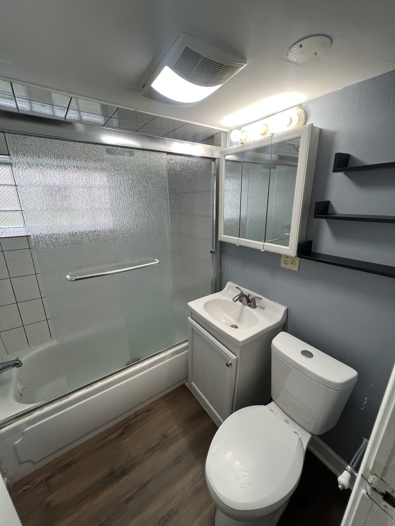 6340 W Barry Avenue, Chicago, IL 60634