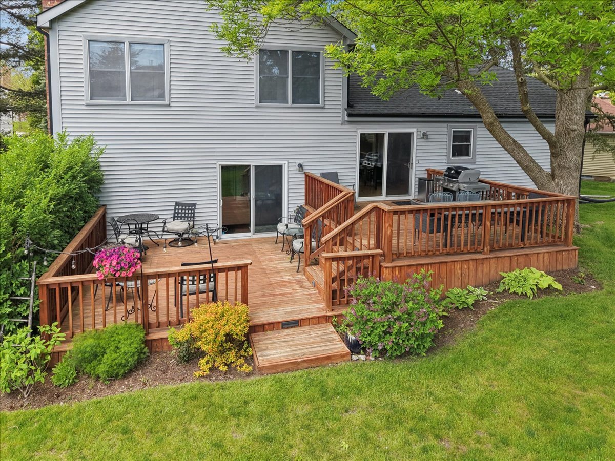 499 Highland Grove Drive, Buffalo Grove, IL 60089