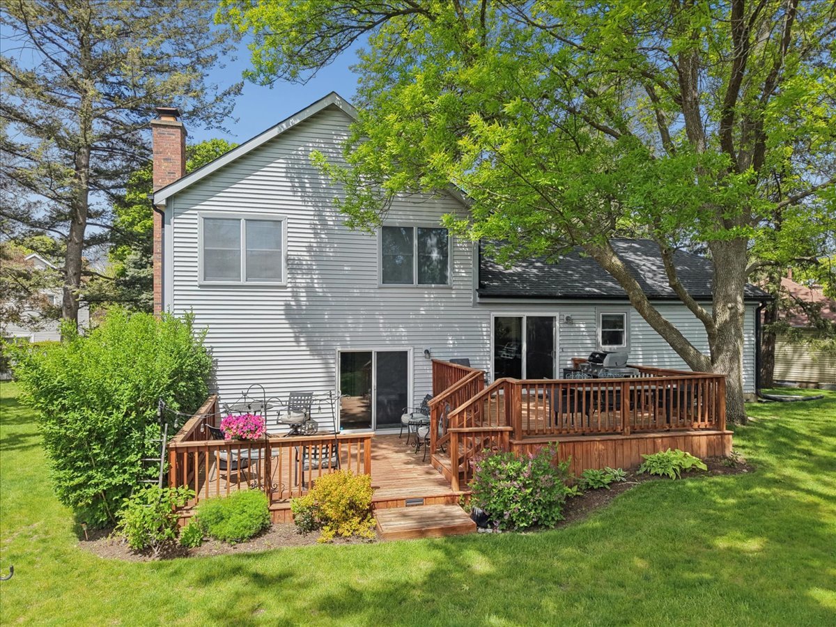 499 Highland Grove Drive, Buffalo Grove, IL 60089