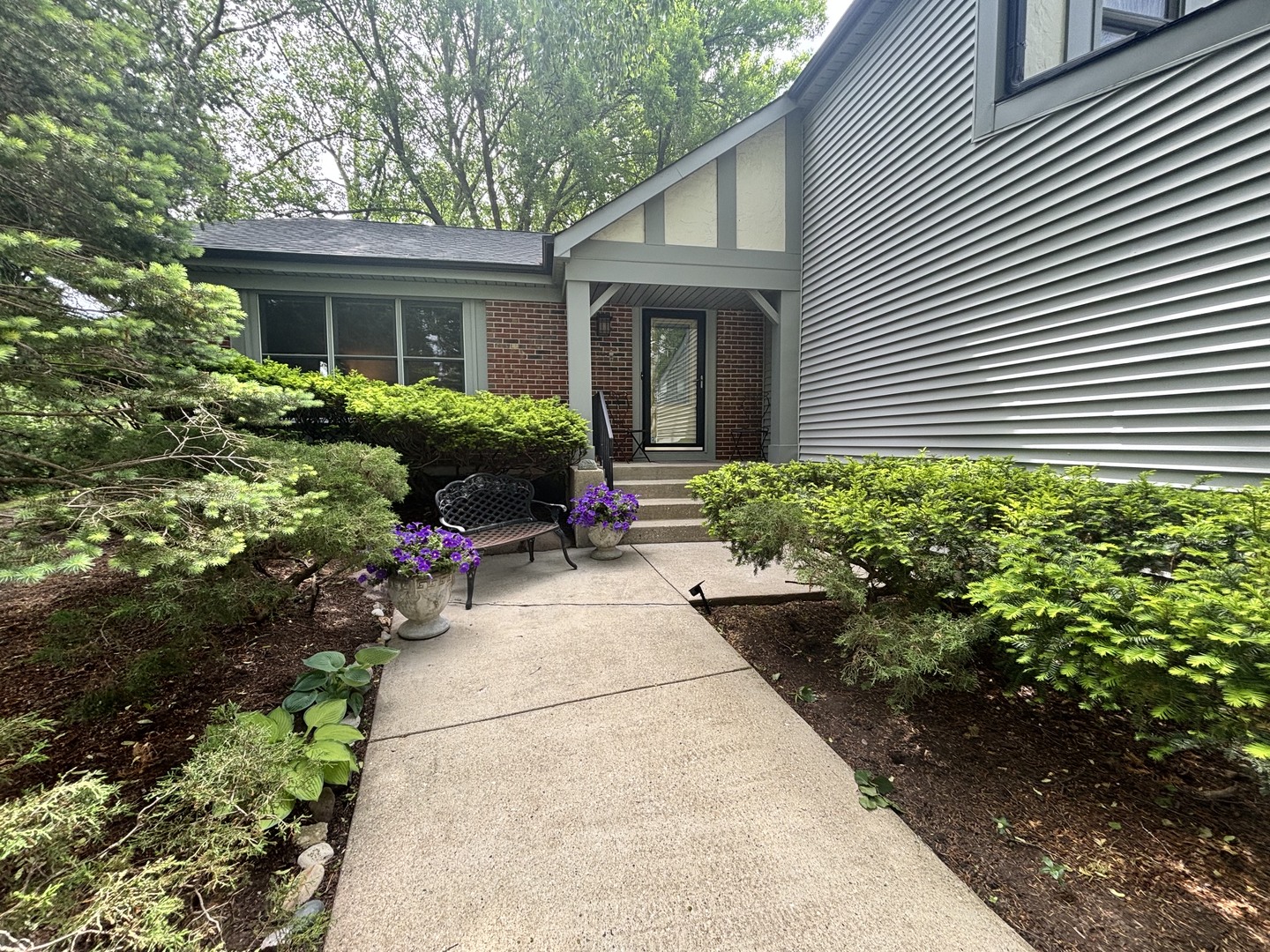 499 Highland Grove Drive, Buffalo Grove, IL 60089