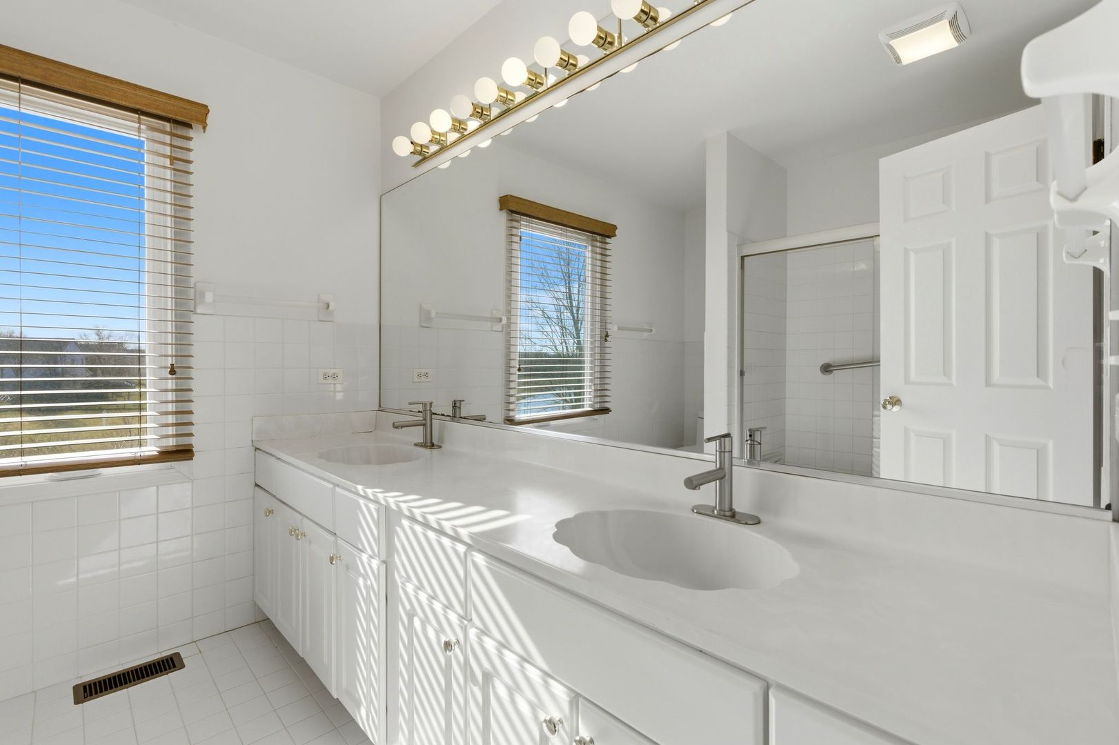 681 Castlerea Lane, Des Plaines, IL 60016