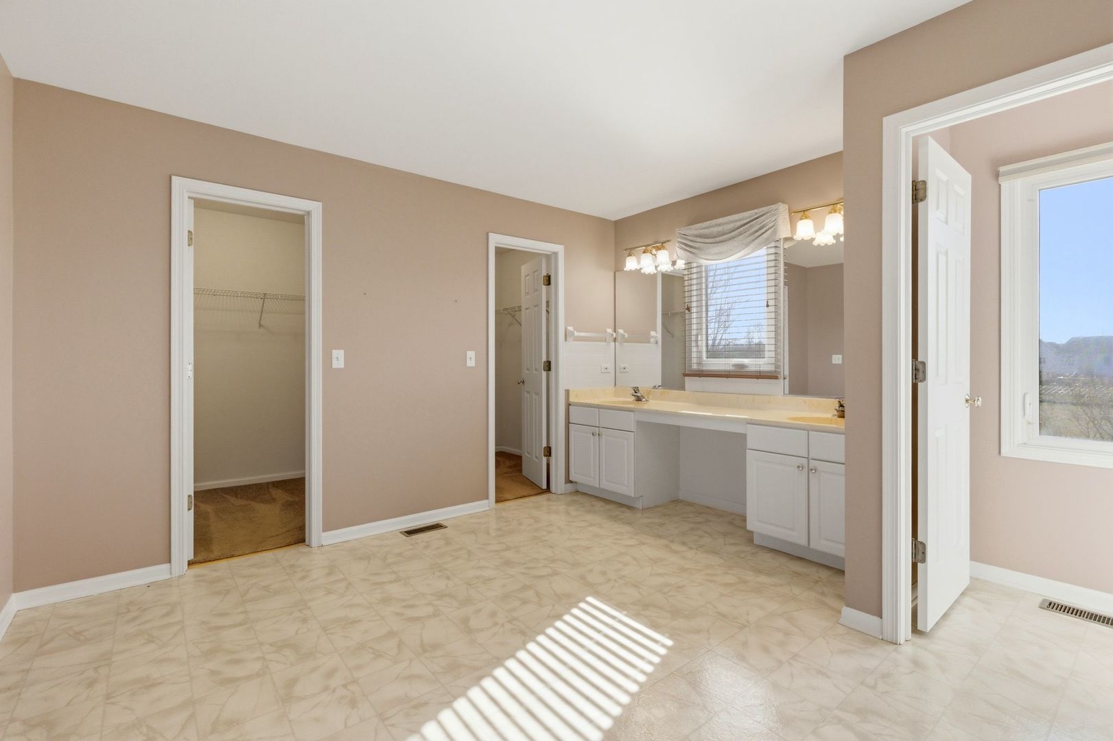 681 Castlerea Lane, Des Plaines, IL 60016