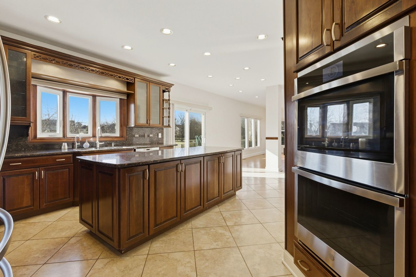 681 Castlerea Lane, Des Plaines, IL 60016