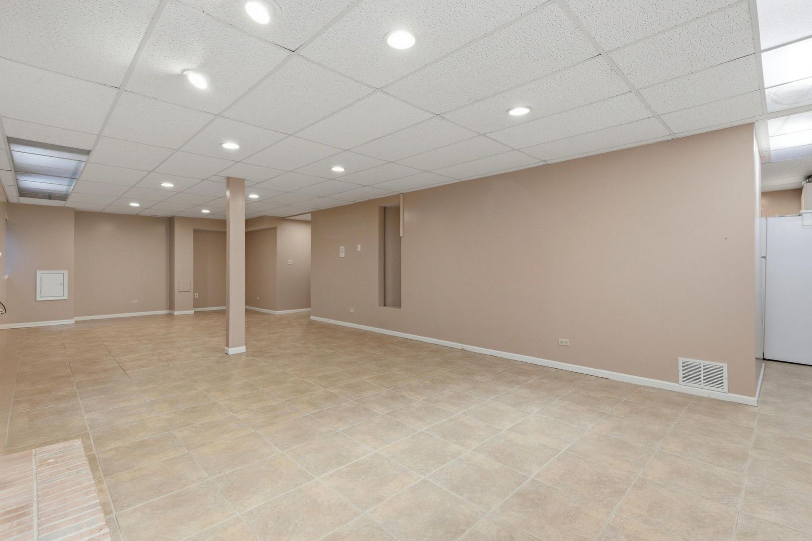 681 Castlerea Lane, Des Plaines, IL 60016