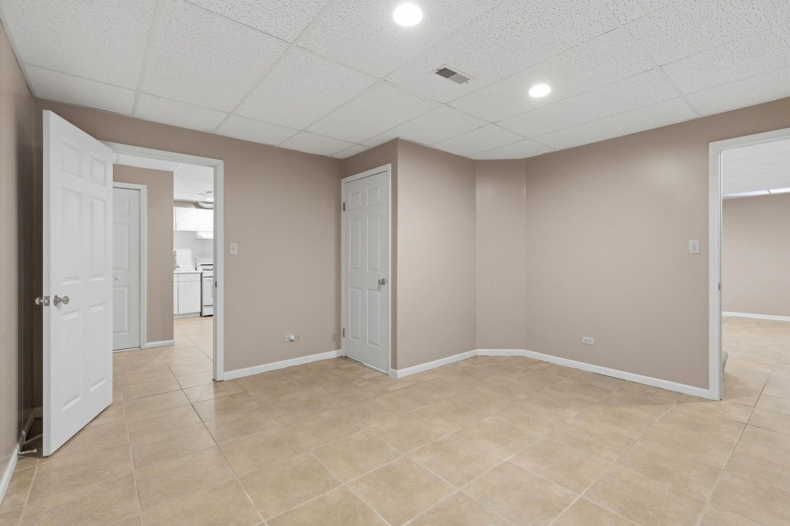 681 Castlerea Lane, Des Plaines, IL 60016