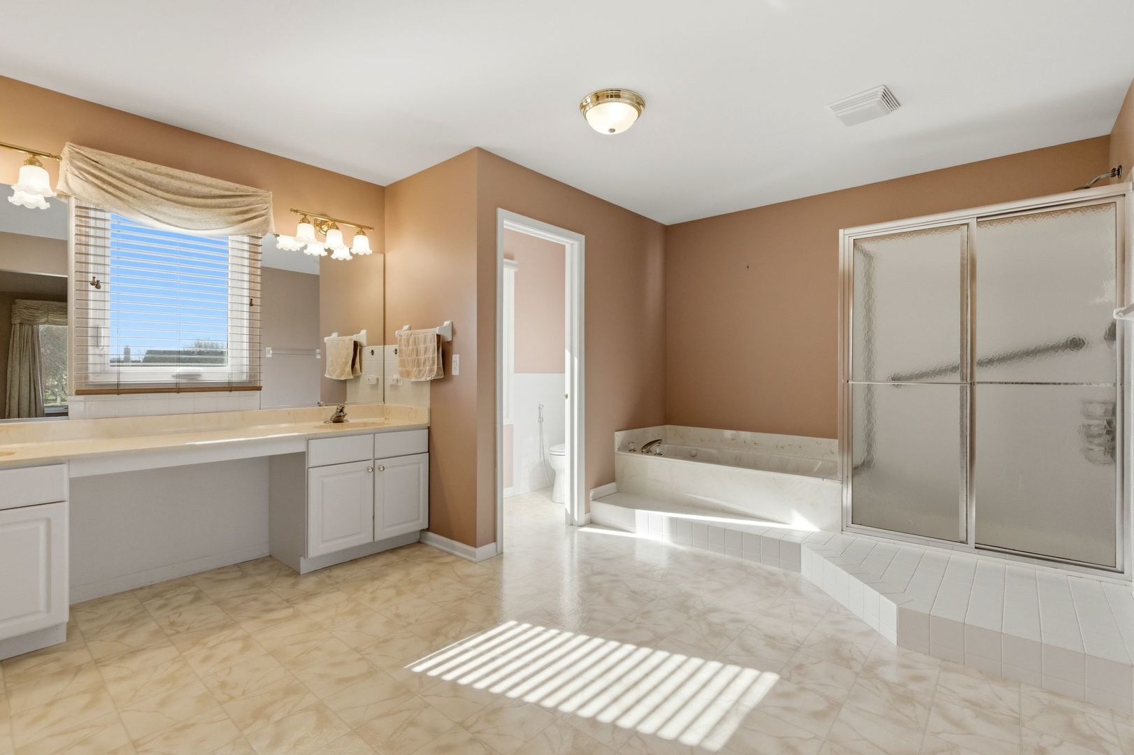 681 Castlerea Lane, Des Plaines, IL 60016