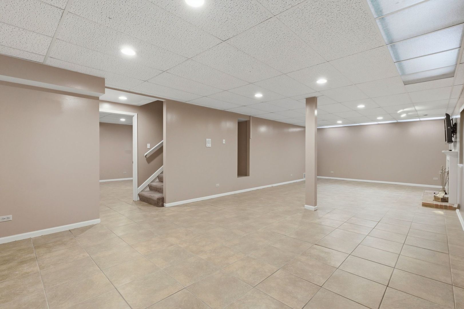 681 Castlerea Lane, Des Plaines, IL 60016