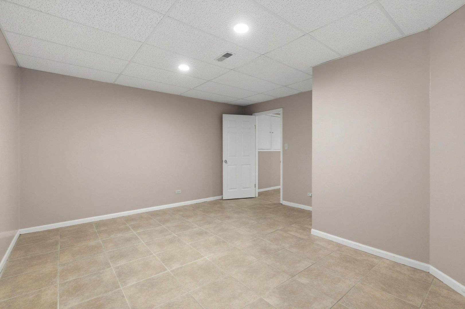 681 Castlerea Lane, Des Plaines, IL 60016