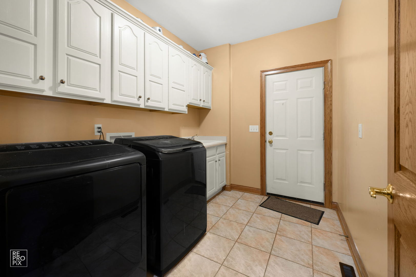 6709 Oakwood Manor Drive, Crystal Lake, IL 60012