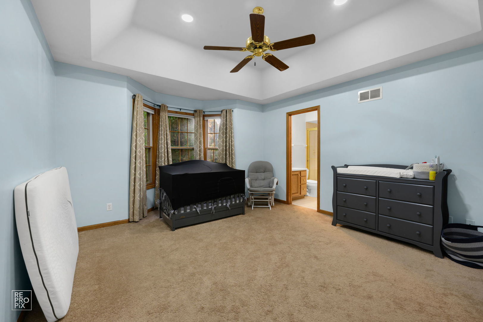 6709 Oakwood Manor Drive, Crystal Lake, IL 60012