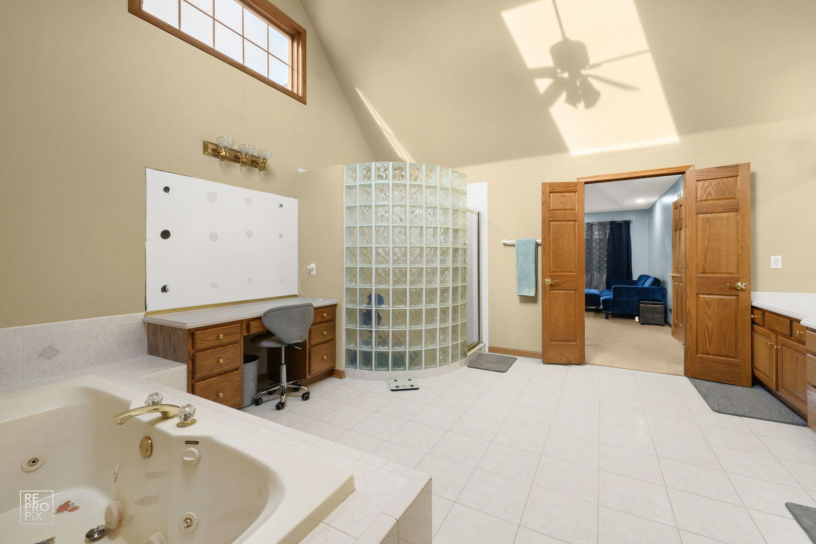 6709 Oakwood Manor Drive, Crystal Lake, IL 60012