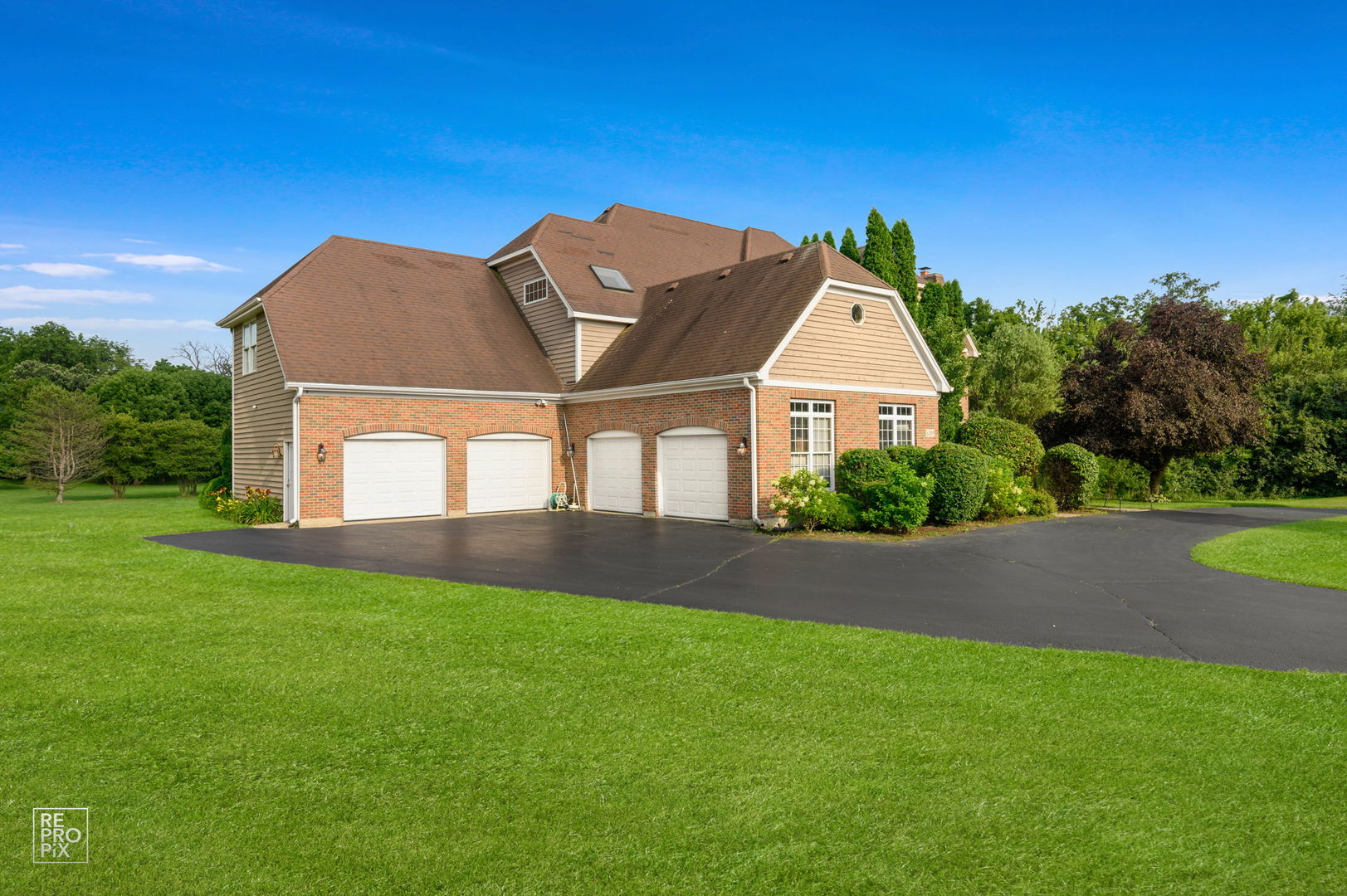 6709 Oakwood Manor Drive, Crystal Lake, IL 60012