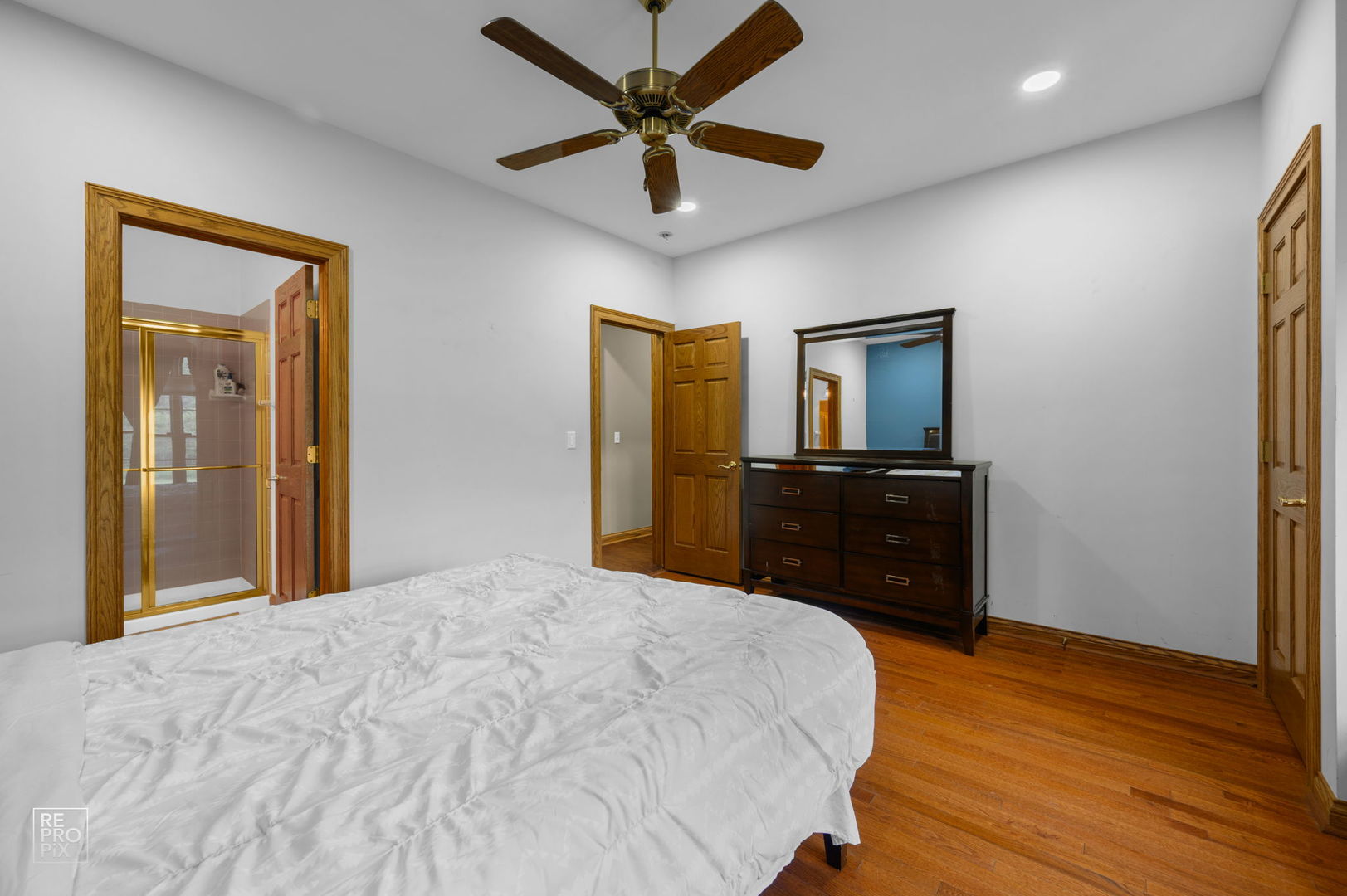 6709 Oakwood Manor Drive, Crystal Lake, IL 60012