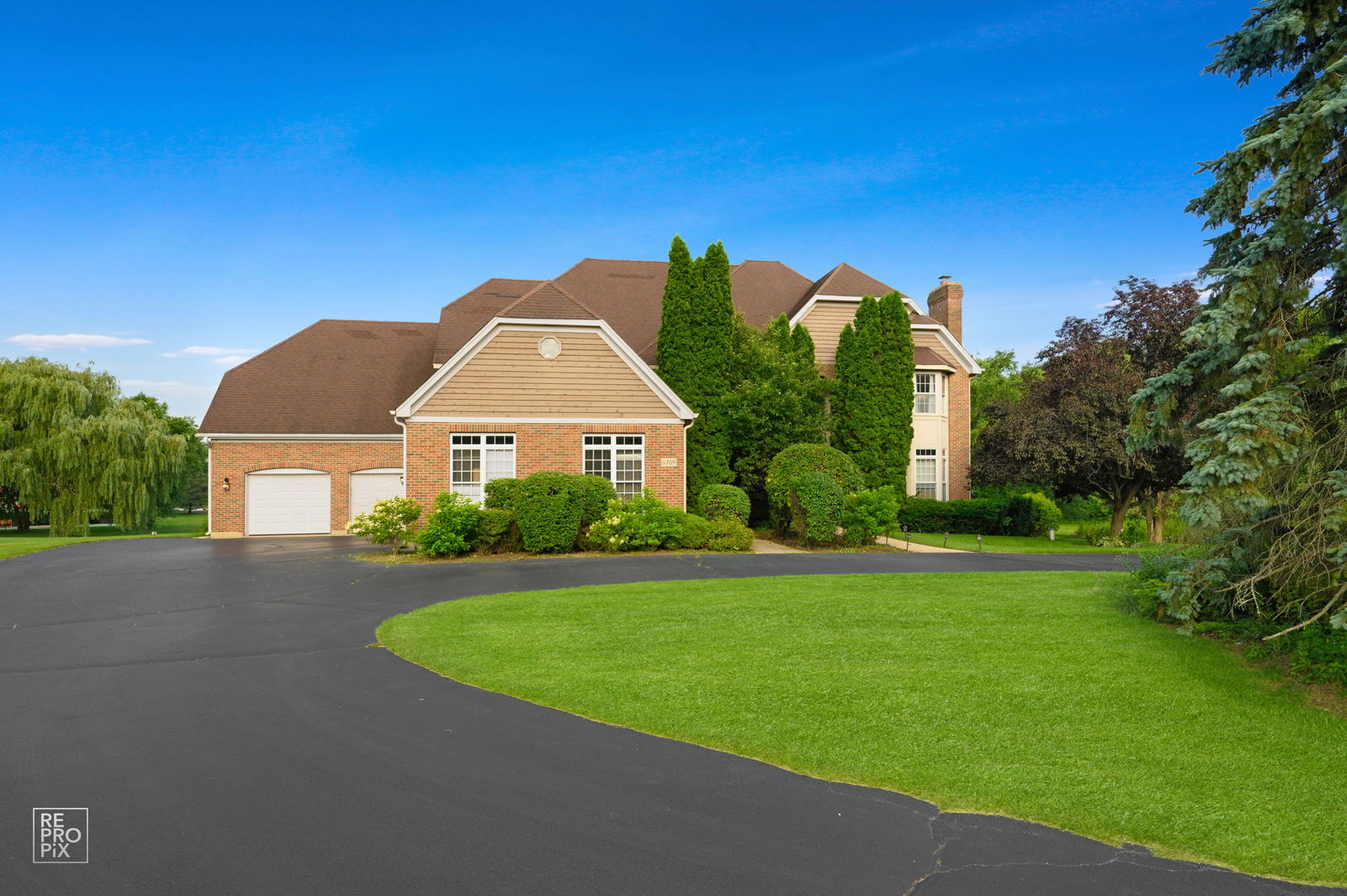 6709 Oakwood Manor Drive, Crystal Lake, IL 60012