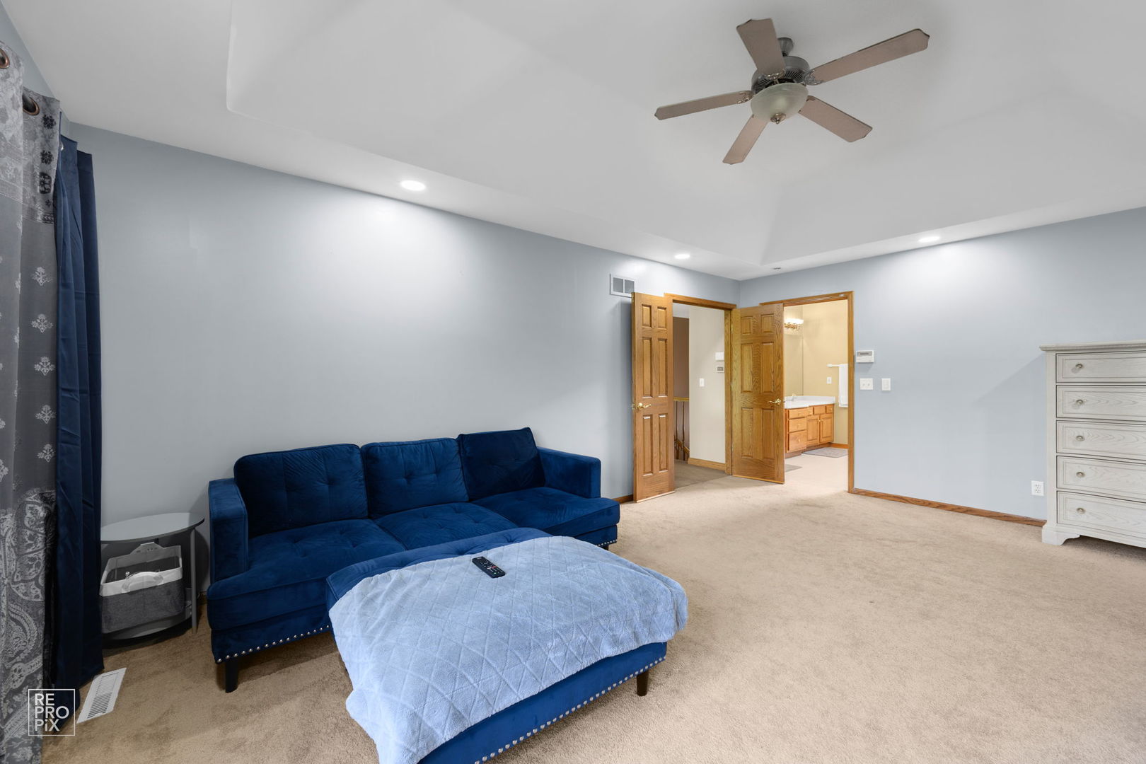 6709 Oakwood Manor Drive, Crystal Lake, IL 60012